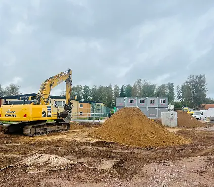 Grävmaskin ute på bygge 