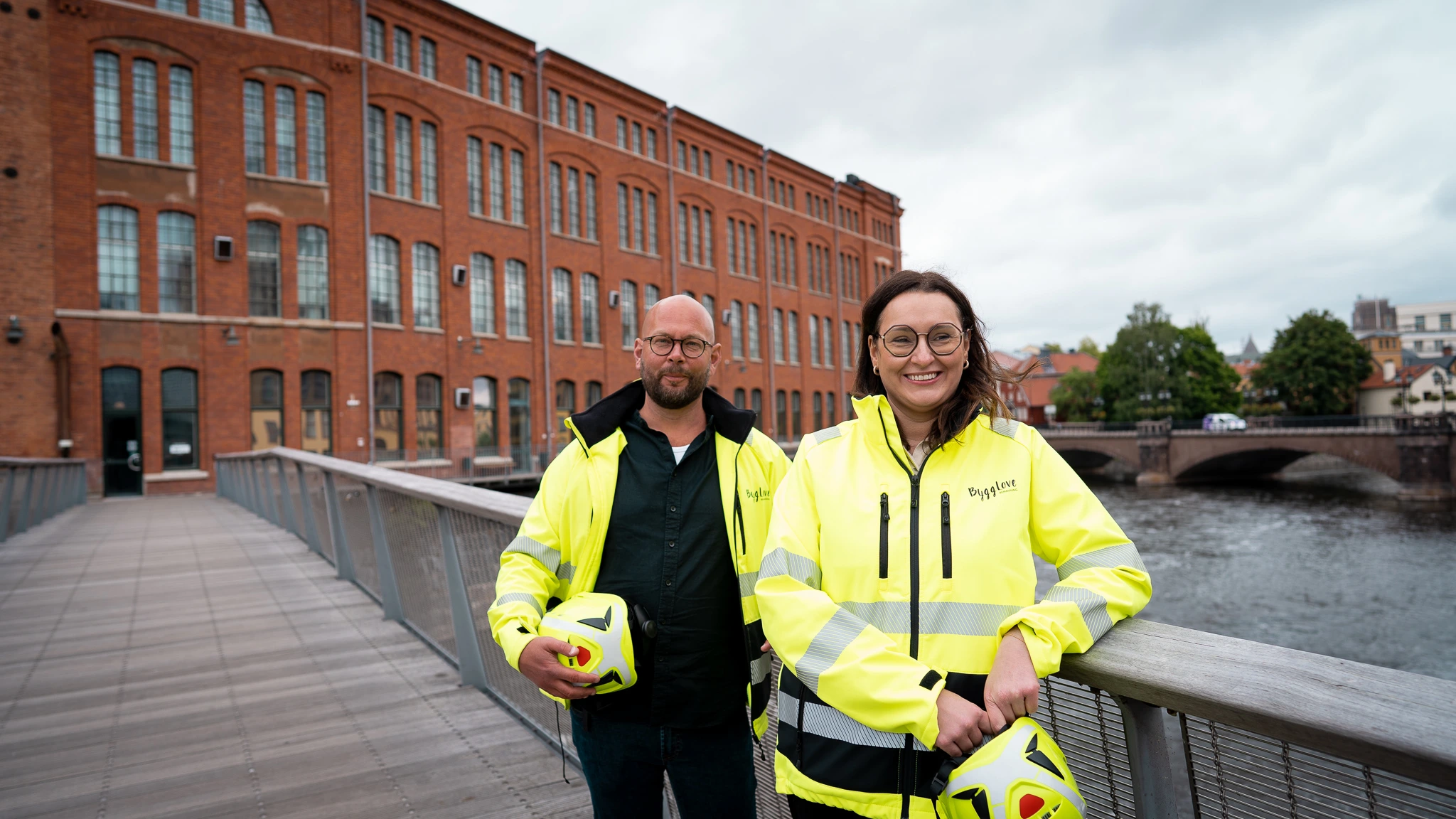 Katarina och Wille, glada, uppställda för en bild på en bro